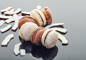 Kokosnuss Macarons mit geschreddert Kokosnuss auf grau Hintergrund, Essen Blog Konzept foto
