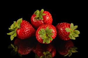 vier Erdbeeren sich ausruhen auf schwarz Oberfläche, beschwingt produzieren von Naturen Kopfgeld foto