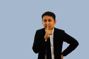 Erwachsene asiatisch Mann stellen seine Finger auf Mund isoliert auf Weiß. Raum zum Kopieren foto