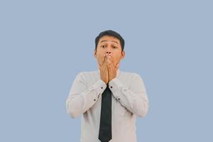 Erwachsene asiatisch Mann zeigen schockiert Ausdruck mit seine Hände Abdeckung Mund foto