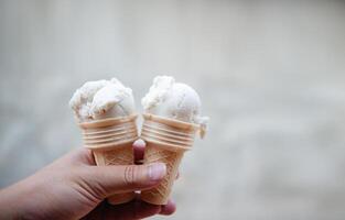 Süss Kokosnuss Eis Sahne zu cool aus das Hitze gesund Snacks foto