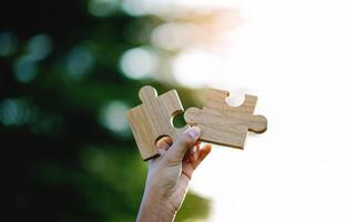 Puzzle Puzzle Stücke von Zusammenarbeit und Zusammenarbeit Ziel zum großartig Erfolg im arbeiten. foto