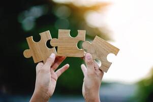 Puzzle Puzzle Stücke von Zusammenarbeit und Zusammenarbeit Ziel zum großartig Erfolg im arbeiten. foto