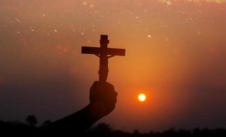 beten zum Segen Das werden Hilfe Anker das Verstand im Gebet zu das Kreuz. foto