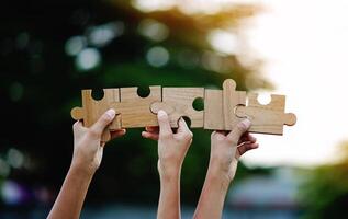 Puzzle Puzzle Stücke von Zusammenarbeit und Zusammenarbeit Ziel zum großartig Erfolg im arbeiten. foto