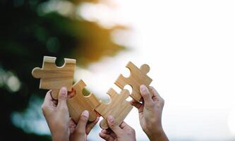 Puzzle Puzzle Stücke von Zusammenarbeit und Zusammenarbeit Ziel zum großartig Erfolg im arbeiten. foto