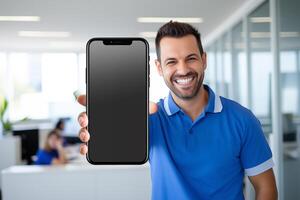 ai generiert Mann im Blau Polo Hemd zeigen schwarz leer Bildschirm Smartphone Attrappe, Lehrmodell, Simulation beim Büro foto