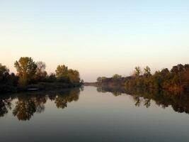 Herbst bunt Bäume reflektieren im still Fluss foto