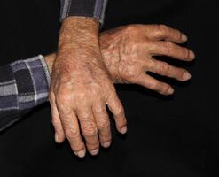 Hände von ein Senior Mann foto