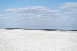 trocken Meer endlos Sand schön Wolken schön Landschaft Mündung. foto