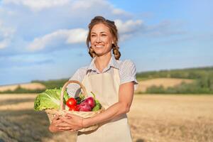 Frau Farmer Schürze Stehen Ackerland lächelnd weiblich Agronom Spezialist Landwirtschaft Landwirtschaft glücklich positiv kaukasisch Arbeiter landwirtschaftlich Feld foto