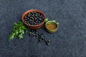 traditionell Chinesisch Tee Zeremonie mit schwarz Johannisbeere, Obst Tee und gesund Lebensmittel. Foto ohne Personen. Sommer- natürlich Vitamine und Beeren