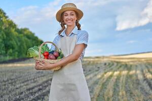 Frau Farmer Stroh Hut Schürze Stehen Ackerland lächelnd weiblich Agronom Spezialist Landwirtschaft Landwirtschaft glücklich positiv kaukasisch Arbeiter landwirtschaftlich Feld foto