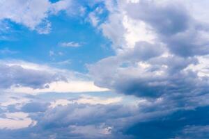 dramatisch Wolke Himmel Hintergrund schwer regnerisch Wolken schön Wolkenlandschaft foto