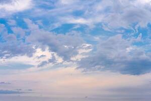 dramatisch Wolke Himmel Hintergrund schwer regnerisch Wolken schön Wolkenlandschaft foto