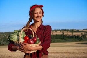 Frau Farmer Stehen Ackerland lächelnd weiblich Agronom Spezialist Landwirtschaft Landwirtschaft glücklich positiv kaukasisch Arbeiter landwirtschaftlich Feld foto