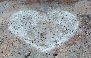 Zeichen wie ein Herz gezeichnet im Kreide auf das Stein foto