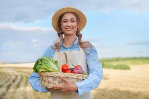 Frau Farmer Stroh Hut Schürze Stehen Ackerland lächelnd weiblich Agronom Spezialist Landwirtschaft Landwirtschaft glücklich positiv kaukasisch Arbeiter landwirtschaftlich Feld foto