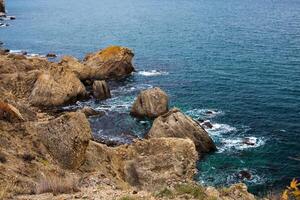 groß Stein Felsen Über das Meer Wasser foto