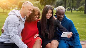 multi ethnisch freunde draussen. vielfältig Gruppe Menschen afro amerikanisch asiatisch Ausgaben Zeit zusammen foto