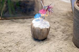 Kokosnuss coctail Stehen Sand Meer Strand foto