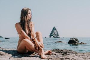 Frau Sommer- Meer. glücklich Frau Schwimmen mit aufblasbar Krapfen auf das Strand im Sommer- sonnig Tag, umgeben durch vulkanisch Berge. Sommer- Ferien Konzept. foto