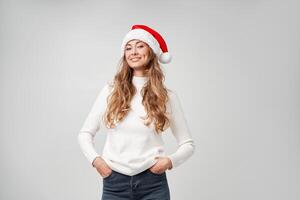 Frau Weihnachten Santa Hut Sweatshirt Weiß Studio Hintergrund foto