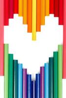 mehrfarbig Bleistifte im das bilden von ein Herz foto