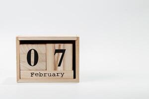 hölzern Kalender Februar 07 auf ein Weiß Hintergrund foto