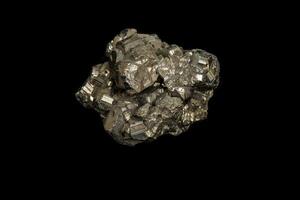 Makromineralstein Pyrit auf schwarzem Hintergrund foto