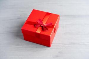 rot Platz Urlaub Geschenk Box gegen ein dunkel Hintergrund foto