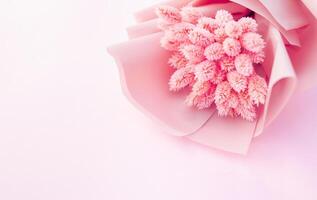schön Strauß von trocken Rosa Blumen auf ein hölzern Weiß Hintergrund. Minimalismus, Raum zum Text. Geschenk Karte foto