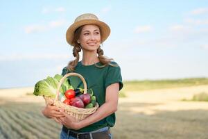 Frau Farmer Stroh Hut Schürze Stehen Ackerland lächelnd weiblich Agronom Spezialist Landwirtschaft Landwirtschaft glücklich positiv kaukasisch Arbeiter landwirtschaftlich Feld foto