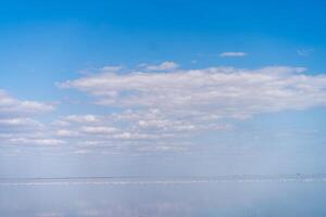 trocken Meer endlos Sand schön Wolken schön Landschaft Mündung. foto