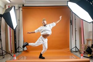 Fröhlich Mann Tanzen im Foto Studio