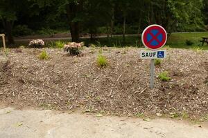 der Verkehr unterzeichnen. Verbot Zeichen von halt und Parkplatz auf ländlich Straße. Metall Straße unterzeichnen. Landschaft mit Feld und Bäume. Frankreich Europa foto