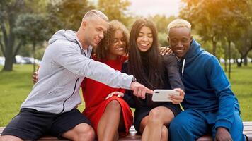 multi ethnisch freunde draussen. vielfältig Gruppe Menschen afro amerikanisch asiatisch kaukasisch Ausgaben Zeit zusammen foto