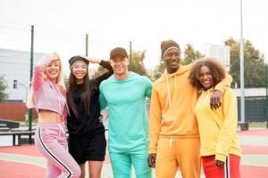 multiethnisch Gruppe Menschen Teenager Freunde. Afroamerikaner, asiatisch, kaukasisch Schüler Ausgaben Zeit zusammen gemischtrassig Freundschaft foto