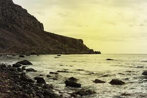 Seelandschaft mit felsig Klippen foto