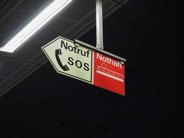 Notruf Notruf SOS, Nothalt Not-Halt-Schild foto