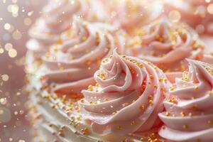 ai generiert schließen oben von Pudding auf ein zart Rosa Geburtstag Kuchen mit funkeln und Konfetti foto