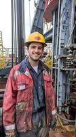 ai generiert Petroleum Ingenieur beim ein Öl rig Energie extrahiert foto