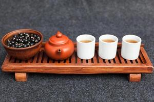 traditionell Chinesisch Tee Zeremonie mit schwarz Johannisbeere, Obst Tee und gesund Lebensmittel. Foto ohne Personen. Sommer- natürlich Vitamine und Beeren