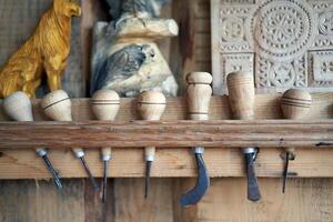 Holz Carving Werkzeug Zimmermann Werkzeuge im Stand beim Arbeitsplatz foto