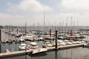 Brest, Frankreich 28 kann 2018 Panorama- draussen Aussicht von sete Yachthafen viele klein Boote und Yachten ausgerichtet im das Hafen. Ruhe Wasser und Blau wolkig Himmel. foto