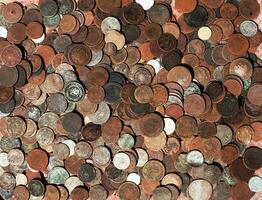 Sammlung von Bronze- Münzen wie ein Textur beim ein Floh Markt foto