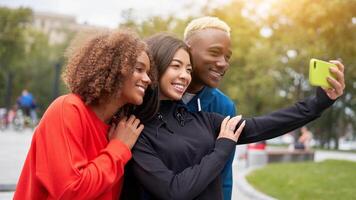 multi ethnisch freunde draussen. vielfältig Gruppe Menschen afro amerikanisch asiatisch Ausgaben Zeit zusammen foto