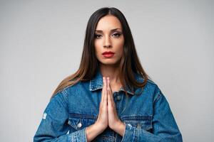 schön kaukasisch Mädchen im ein Denim Jacke posieren im das Studio auf ein Weiß Hintergrund. foto