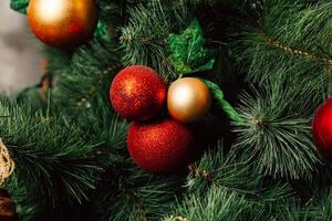 Weihnachten Spielzeug auf das Weihnachten Baum. dekoriert Weihnachten Baum Ball. Weihnachten Ball schließen hoch. selektiv Fokus. foto