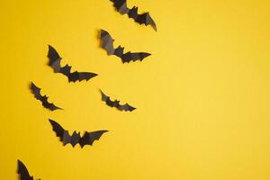 Halloween Dekoration Konzept schwarz Papier Fledermäuse Gelb Karton Hintergrund foto